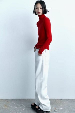 Женский красный свитер с высоким горлом