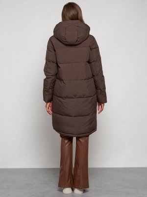 Пальто утепленное с капюшоном зимнее женское коричневого цвета 133208K