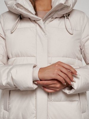 Пальто утепленное с капюшоном зимнее женское бежевого цвета 133208B