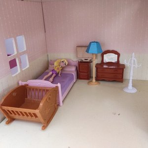 Деревянный кукольный дом с мебелью и куклой