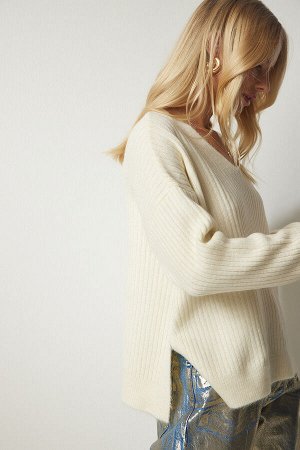 Женский свитер из фактурного трикотажа цвета экрю с v-образным вырезом PF00011