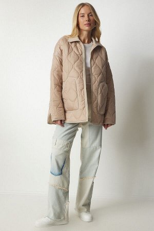 Женское стеганое пальто кремового цвета с карманом и водолазкой DZ00094