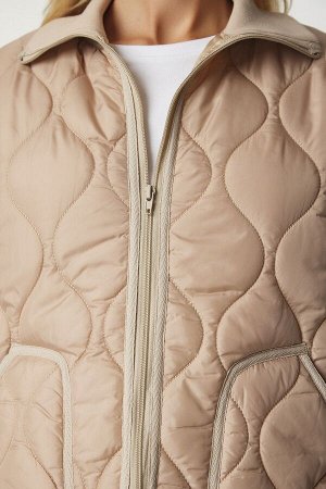 Женское стеганое пальто кремового цвета с карманом и водолазкой DZ00094