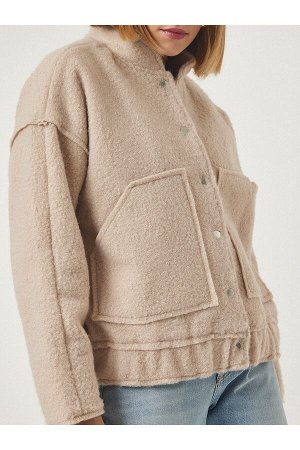 Женское бежевое кремовое пальто-жакет из букле оверсайз с застежкой-кнопкой