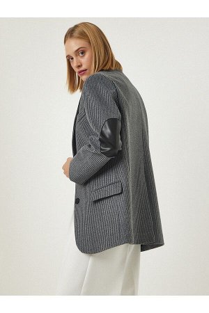 Женская светло-серая двубортная куртка с карманами и воротником FN03085