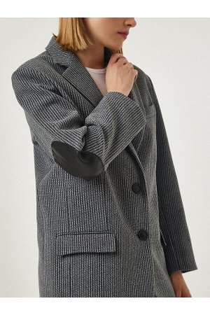 Женская светло-серая двубортная куртка с карманами и воротником FN03085