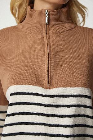 Женский трикотажный свитер бисквитно-кремового цвета в полоску на молнии с высоким воротником YY00166