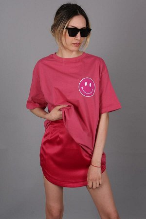 Розовая женская футболка большого размера с круглым вырезом и принтом на спине