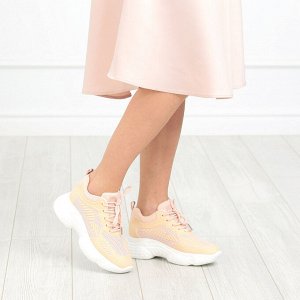Розовые кроссовки из текстиля