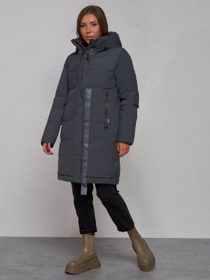 Пальто утепленное молодежное зимнее женское темно-серого цвета 59018TC