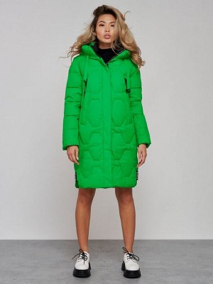 Пальто утепленное молодежное зимнее женское зеленого цвета 589899Z