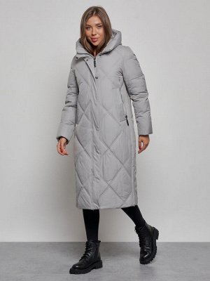 Пальто утепленное молодежное зимнее женское серого цвета 52358Sr