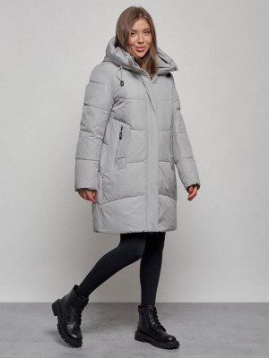 Пальто утепленное молодежное зимнее женское серого цвета 52363Sr