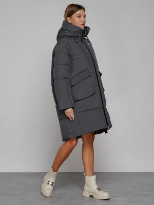 Пальто утепленное с капюшоном зимнее женское темно-серого цвета 51139TC