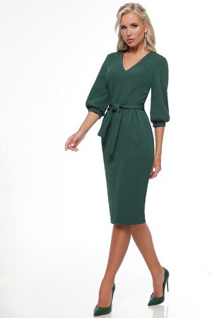 Платье зеленое с V-образным вырезом и поясом
