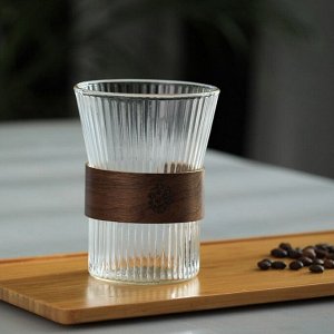 Ребристый стакан с капхолдером из натурального дерева. Прозрачный белый