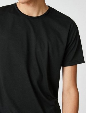 Базовая футболка с круглым вырезом, короткими рукавами и подробной информацией о этикетке