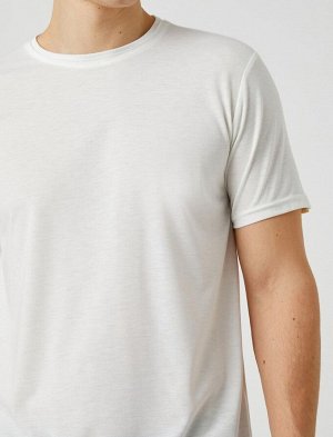 Базовая футболка с круглым вырезом, короткими рукавами и подробной информацией о этикетке