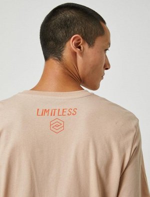 Базовая футболка с круглым вырезом и карманом с принтом и слоганом
