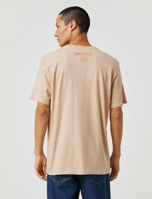 Базовая футболка с круглым вырезом и карманом с принтом и слоганом
