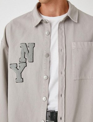 Рубашка колледжа с классическим воротником и карманом в деталях
