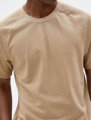 Базовая футболка с круглым вырезом, текстурированный рукав реглан, приталенный крой