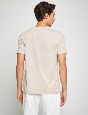 Базовая футболка с круглым вырезом приталенного кроя
