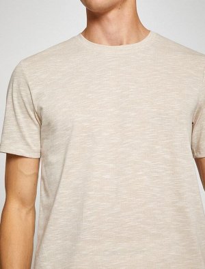 Базовая футболка с круглым вырезом приталенного кроя