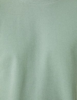Базовая тканая футболка с круглым вырезом, с короткими рукавами, приталенный крой
