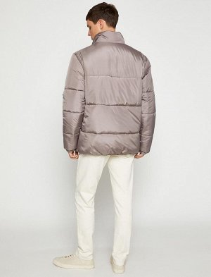 Блестящая куртка-пуховик с воротником-стойкой и карманом на молнии с подробной водонепроницаемостью