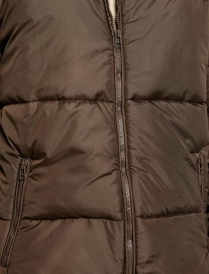 Блестящая куртка-пуховик с воротником-стойкой и карманом на молнии с подробной водонепроницаемостью