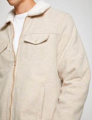 Куртка с детальным воротником, застежкой-молнией и множеством карманов