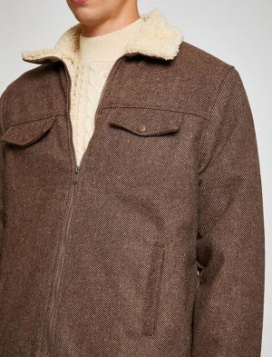 Куртка с детальным воротником, застежкой-молнией и множеством карманов