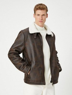 Кожаная куртка с плюшевым воротником и карманом на молнии с деталями