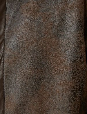 Кожаная куртка с плюшевым воротником и карманом на молнии с деталями