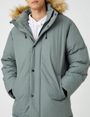 Куртка-пуховик с капюшоном из искусственного меха, детальной молнией и кнопками
