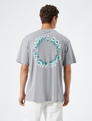 Хлопковая футболка с принтом на спине и надписью Relax Fit с круглым вырезом