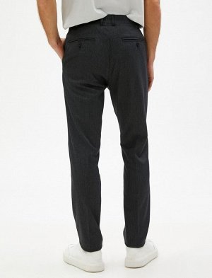 Базовые брюки с карманами и детальной текстурой на пуговицах