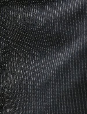 Базовые брюки с карманами и детальной текстурой на пуговицах