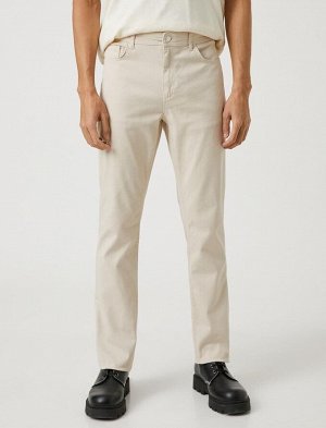 Базовые брюки из габардина узкого кроя с детальным карманом на пуговицах