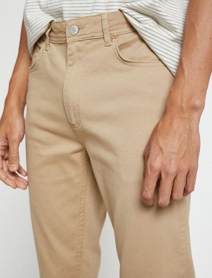 Базовые брюки из габардина узкого кроя с детальным карманом на пуговицах