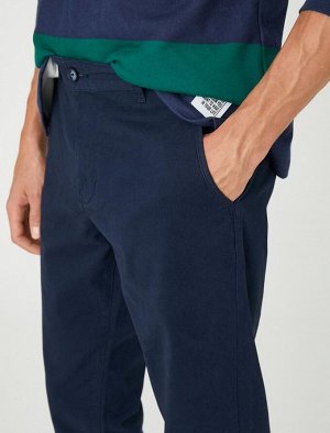 Базовые брюки чинос с карманом на пуговицах