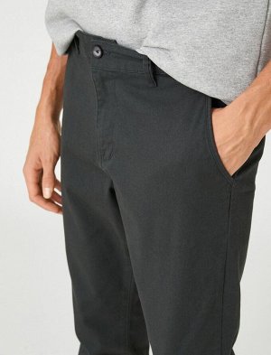Базовые брюки чинос с карманом на пуговицах