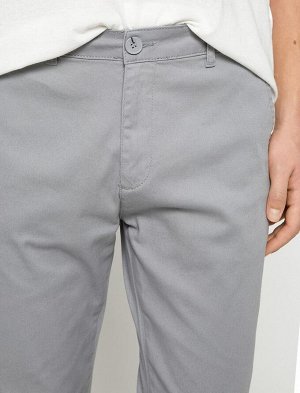 Базовые брюки из габардина узкого кроя с карманами на пуговицах и деталями