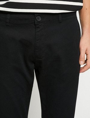 Базовые брюки из габардина узкого кроя с карманами на пуговицах и деталями