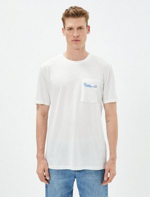 Хлопковая футболка с принтом слоганов и карманами с круглым вырезом