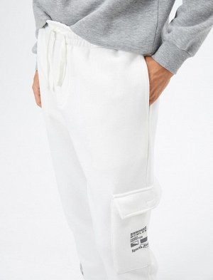 Спортивные брюки-джоггеры с карманами-карго и кружевной талией с принтом и надписью