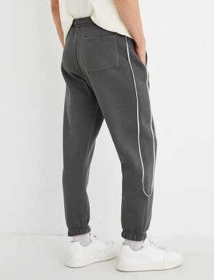 Спортивные брюки-джоггеры с кружевной строчкой на талии и карманом
