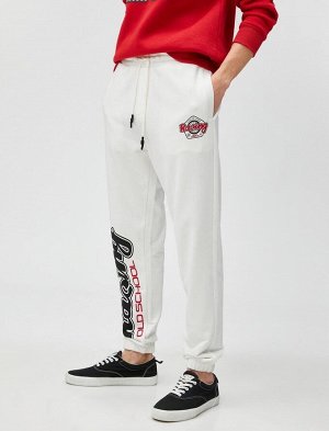 Спортивные брюки с принтом в гоночной тематике и двойными карманами на кружевной талии