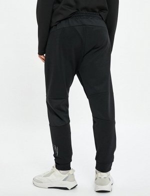 Спортивные брюки-джоггеры с принтом на кармане и завязкой на талии